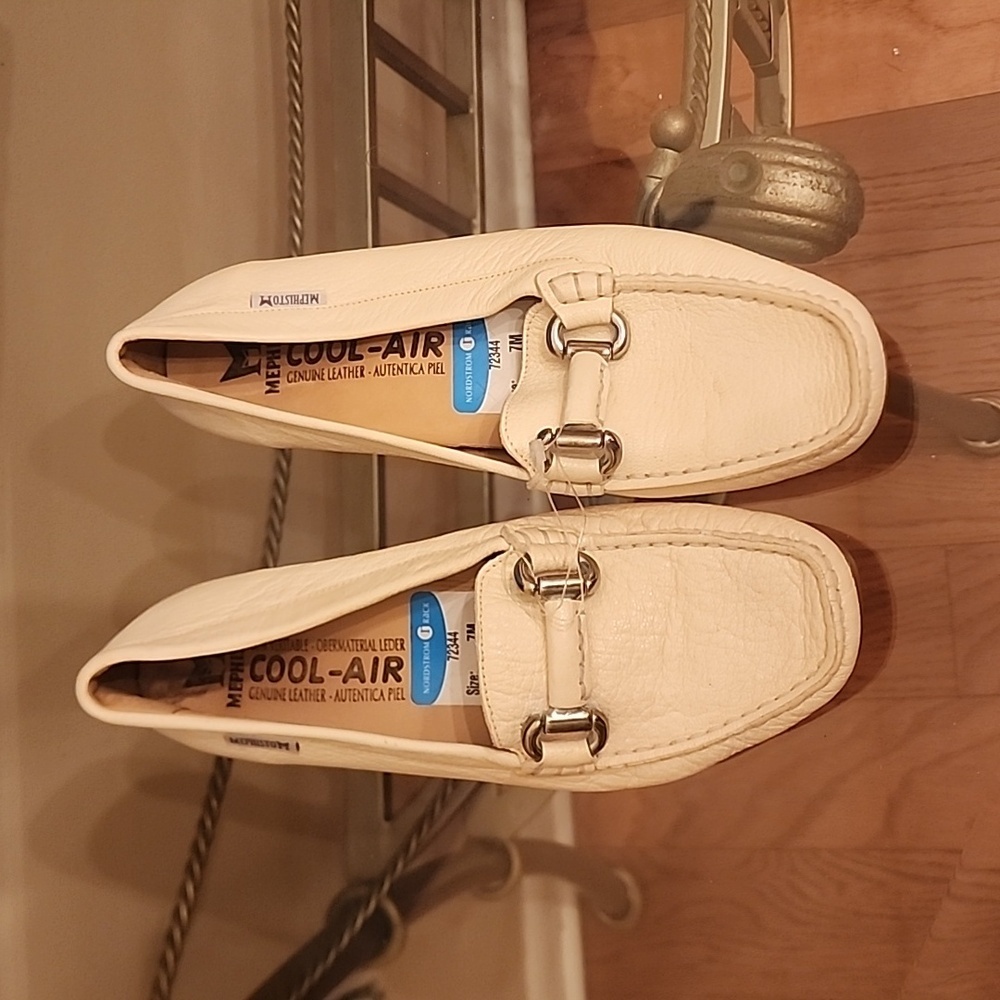 Mephisto off white  size 7M nwt